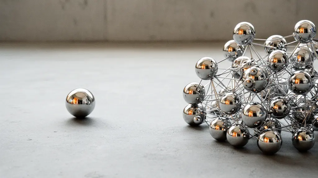 Petit objet metallique solitaire eloigne d'un groupe d'objets interconnectes, illustrant le concept d'orphelinat semantique en SEO